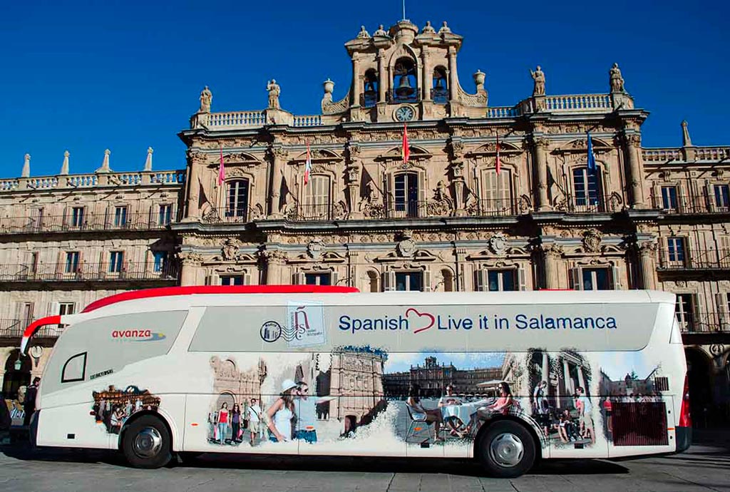 Autobús ante fachada Ayuntamiento